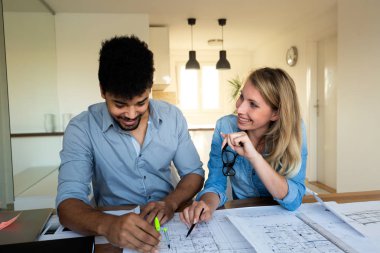 İş adamları ve projede birlikte ofiste çalışan mimarlar