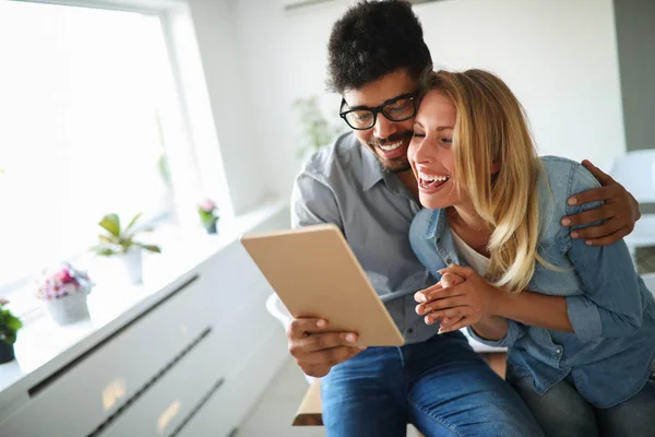 Verliebtes Glückliches Paar Surft Hause Auf Dem Tablet — Stockfoto