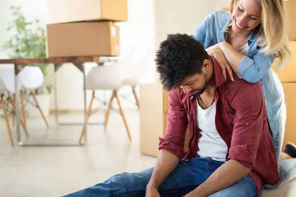 Moe Paar Met Dozen Verplaatsen Naar Nieuwe Huis Appartement — Stok fotoğraf