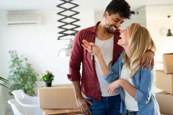 Jovem Mulher Feliz Com Caixas Segurando Chaves Planas Enquanto Move — Fotografia de Stock