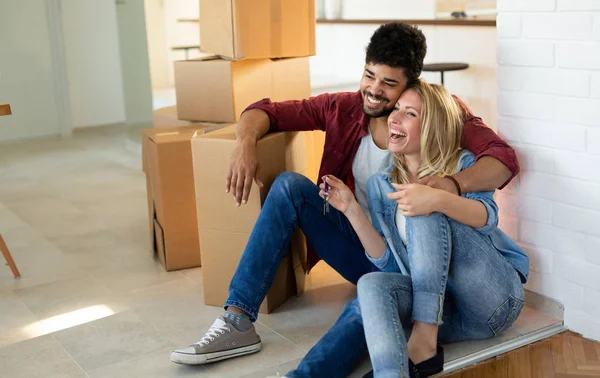 Jovem Casal Apaixonado Desempacotar Caixas Papelão Nova Casa Movendo Conceito — Fotografia de Stock