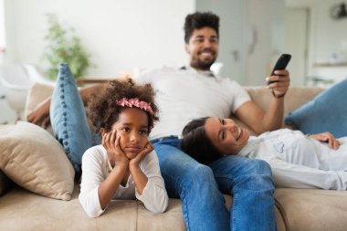 Mutlu aile evde birlikte harika vakit geçiriyor resmini