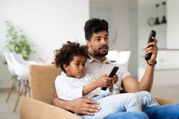 Vater Und Tochter Sitzen Hause Auf Der Couch Und Schauen — Stockfoto