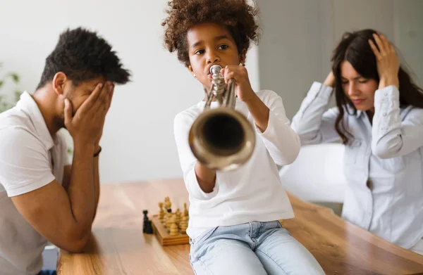 Imagem Uma Criança Bonita Fazendo Barulho Tocando Trompete — Fotografia de Stock