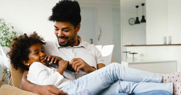 Familia Hijos Paternidad Concepto Gente Padre Feliz Hija Viendo Televisión —  Fotos de Stock