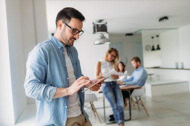 Office proje üzerinde birlikte coworking çalışan mimarlar ve tasarımcılar insanlar