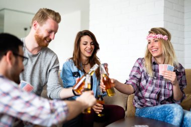 Grup arkadaşıyla birlikte kapalı gülen ve having fun