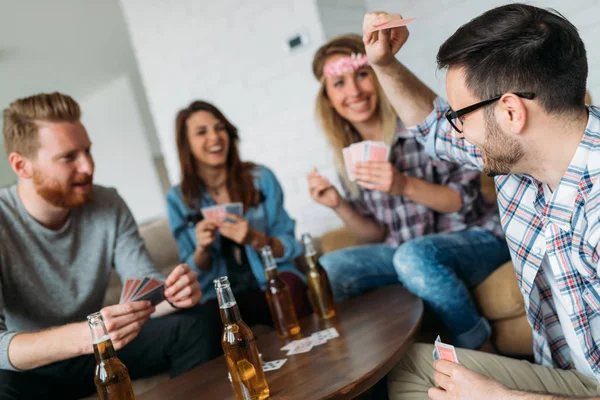 Ευτυχισμένη Ομάδα Χαμογελώντας Φίλους Παίζοντας Χαρτιά Και Ποτό — Φωτογραφία Αρχείου