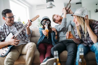 Eğlenceli ve neşeli arkadaşları aletleri oynamak ve parti mutlu grup