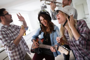 Genç arkadaşlar eğlenmeye ve müzik parti mutlu grup