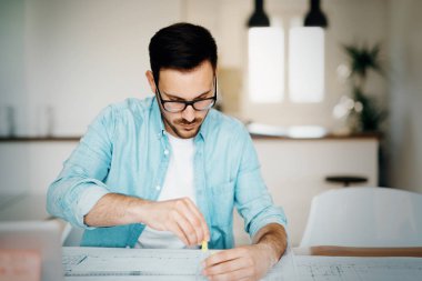 Yetişkin portresi mimar çalışma planları ve office planları