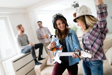 Eğleniyor ve içinde ev ve oyun müzik parti arkadaş grubu