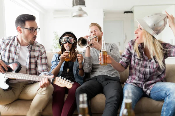 Grupo Feliz Jovens Amigos Divertindo Festejando Com Música — Fotografia de Stock