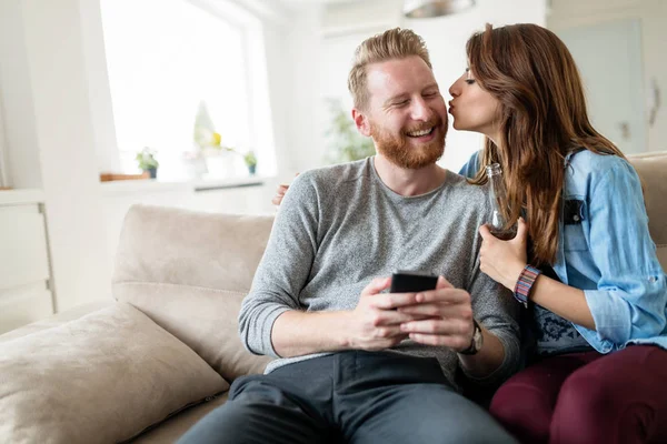 Couple Joyeux Rire Regarder Les Médias Dans Téléphone Intelligent — Photo