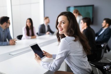 Bir grup mimar ve iş adamı birlikte çalışıyor ve beyin fırtınası yapıyorlar.
