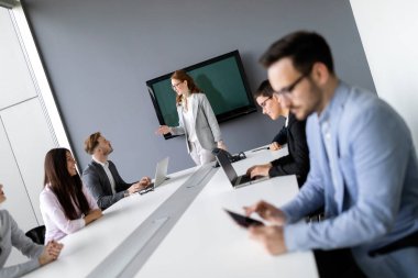 Kurumsal iş takım ve bir modern toplantı odası Yöneticisi