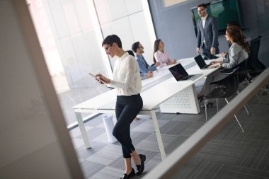 Grup içinde avukatların tartışırken sözleşme birlikte ofise uygun