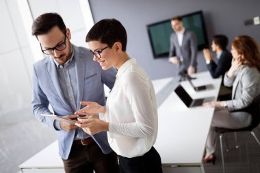 Ofiste iş proje üzerinde yaratıcı profesyonel iş adamları