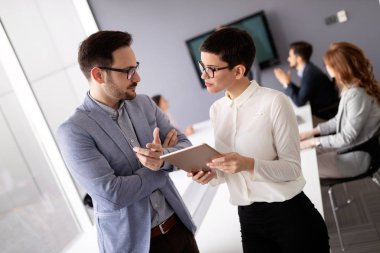 Ofisteki projede işbirliği yapan bir grup iş adamı