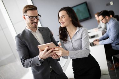 Ofisteki projede işbirliği yapan bir grup iş adamı