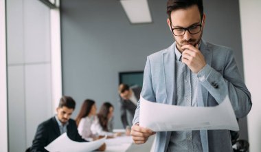 İş adamları toplantı sırasında konferans odasında tartışırlar.