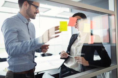 Ofiste iş proje üzerinde yaratıcı profesyonel iş adamları