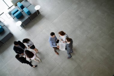 Bir grup mimar ve iş adamı birlikte çalışıyor ve beyin fırtınası yapıyorlar.