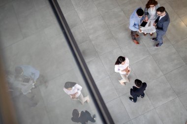 Bir takım olarak ofiste çalışan yaratıcı iş adamları