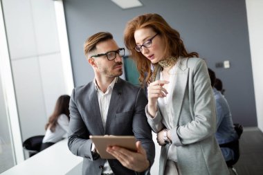 İş bürosunda çalışan iş adamlarının işbirliği ve analizi