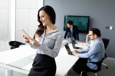 İş adamları toplantı sırasında konferans odasında tartışırlar.