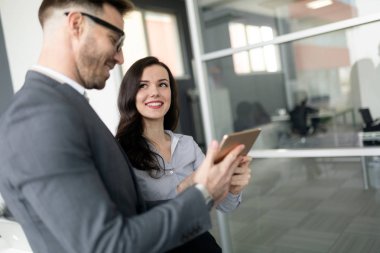 Ofisteki projeyi gözden geçiren kendinden emin genç iş adamları