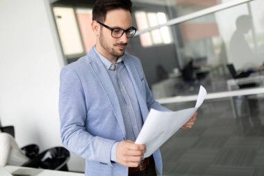 Genç yakışıklı işadamı portresi, başarılı bir girişimci iş günü ofis