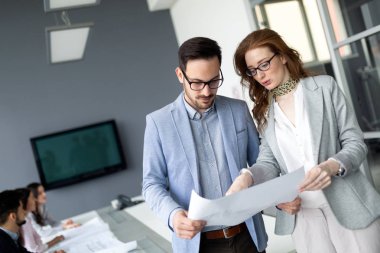 Kurumsal iş takım ve bir modern toplantı odası Yöneticisi