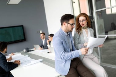 Bir grup mimar ve iş adamı birlikte çalışıyor ve beyin fırtınası yapıyorlar.