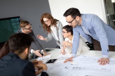 Ofisteki projede işbirliği yapan bir grup iş adamı