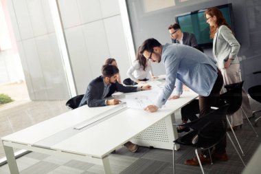 Sunum sırasında konferans salonunda iş arkadaşları