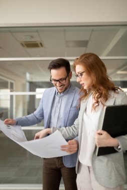 Modern ofis salonunda birlikte çalışan iş adamları..