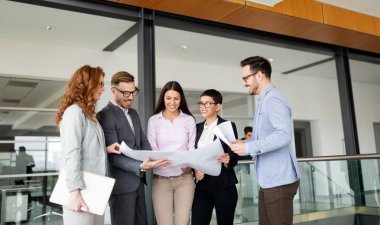 İşbirliği ve tartışırken iş arkadaşları plan proje