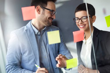 Ofiste iş proje üzerinde yaratıcı profesyonel iş adamları