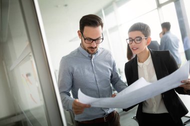 İş insanlar modern ofis birlikte planlama stratejisi