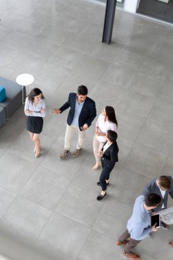 Bir grup mimar ve iş adamı birlikte çalışıyor ve beyin fırtınası yapıyorlar.