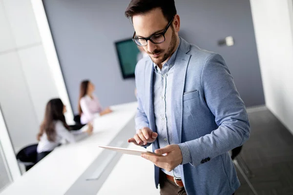 Retrato Joven Hombre Negocios Guapo Empresario Exitoso Día Trabajo Oficina — Foto de Stock