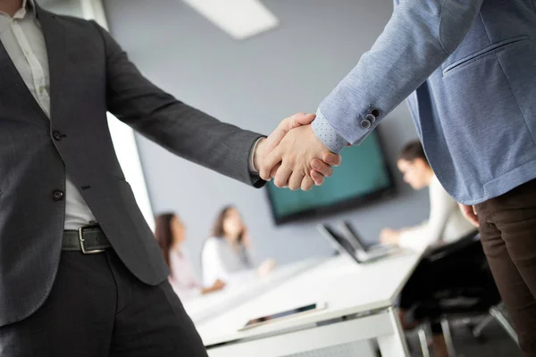 Empresários Apertando Mãos Terminando Reunião Bem Sucedida — Fotografia de Stock