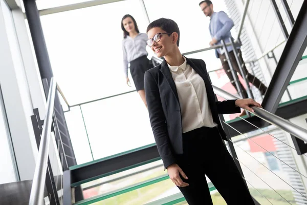 Современные Бизнесмены Идущие Лестнице Стеклянном Зале Офисного Здания — стоковое фото