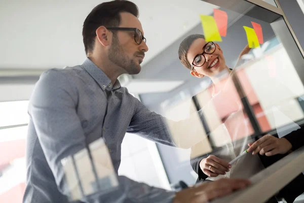 Geschäftsleute Treffen Sich Büro Und Verwenden Post Notes Ideen Auszutauschen — Stockfoto