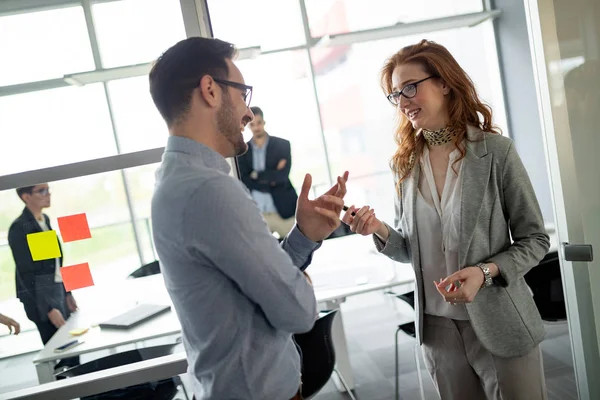 Empresários Jovens Empresários Conferência Escritório Moderno — Fotografia de Stock