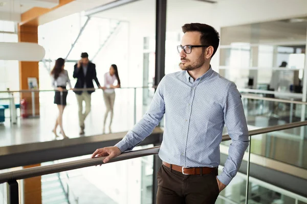 Retrato Jovem Empresário Bonito Dia Trabalho Empresário Bem Sucedido Escritório — Fotografia de Stock