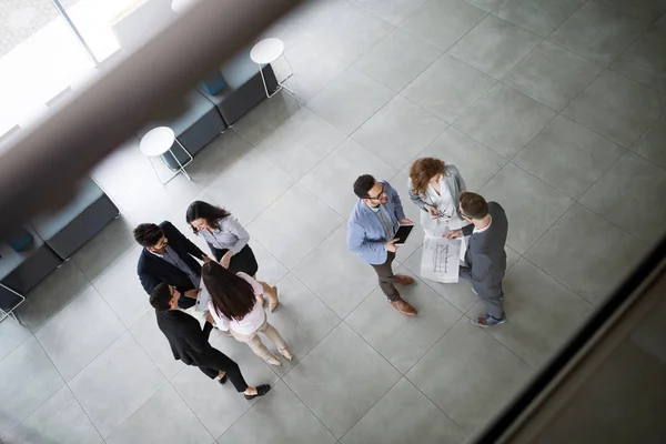 Gruppe Von Architekten Und Geschäftsleuten Die Zusammenarbeiten Und Brainstorming Betreiben — Stockfoto