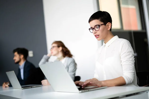 Equipo Negocios Corporativos Gerente Una Moderna Sala Reuniones — Foto de Stock