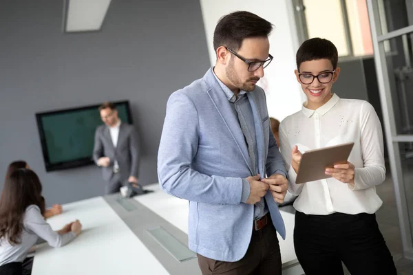 Equipo Negocios Corporativos Gerente Una Moderna Sala Reuniones — Foto de Stock